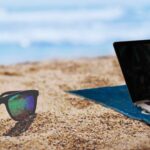 laptop-z-widokiem-na-morze-a-dane-na-widoku-dlaczego-praca-z-plazy-moze-skonczyc-sie-wiekszym-stresem-niz-powrot-z-urlopu